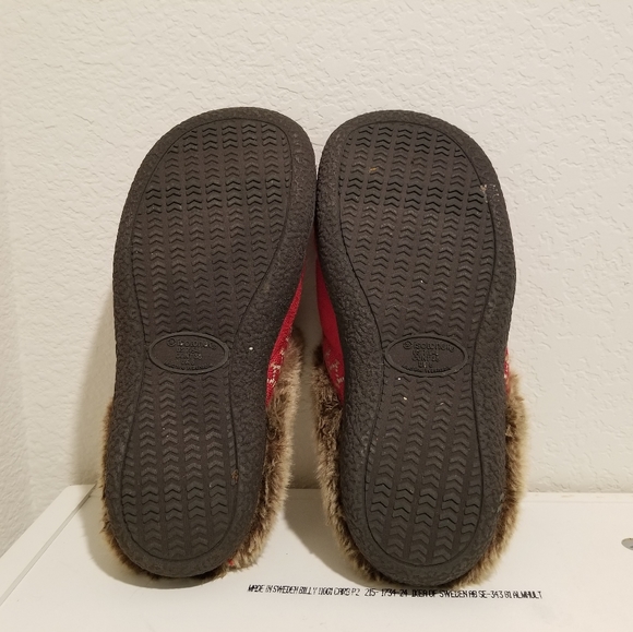 Isotoner SmartZone Red Comfort Faux Fur Suede Memory Foam Slippers Sz 7.5-8 - Picture 2 of 8